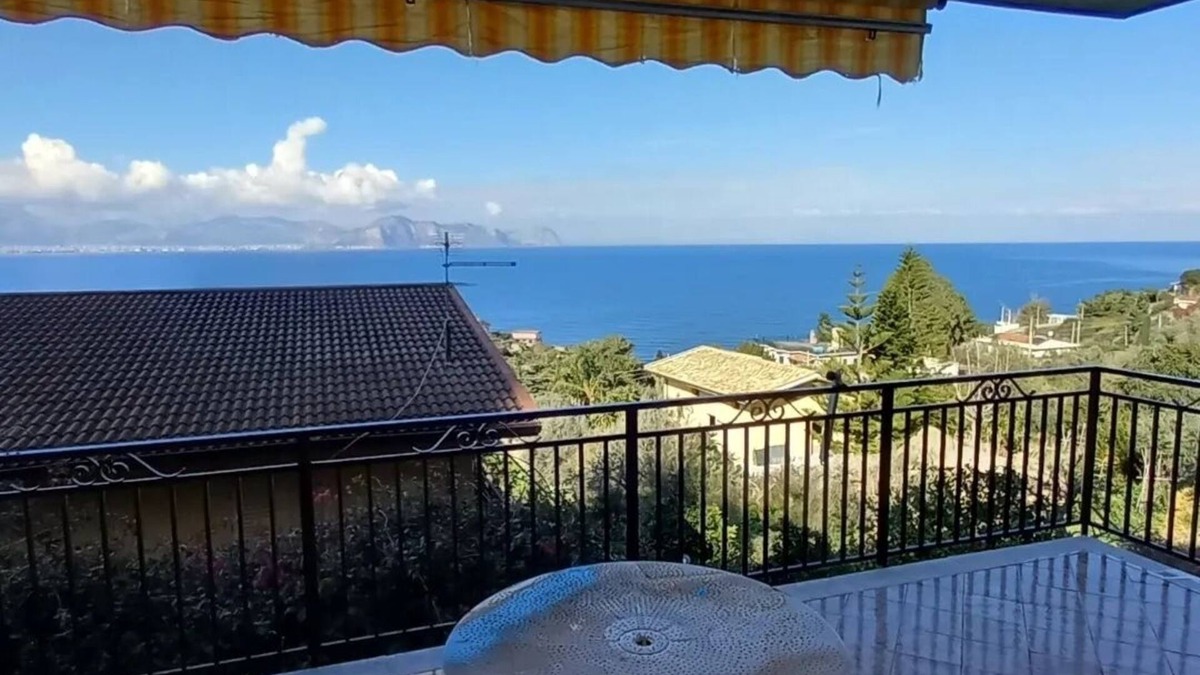 Aspra Apartment | Apartment 'Casa Mongerbino' with Sea View, Wi-Fi and Air Conditioning