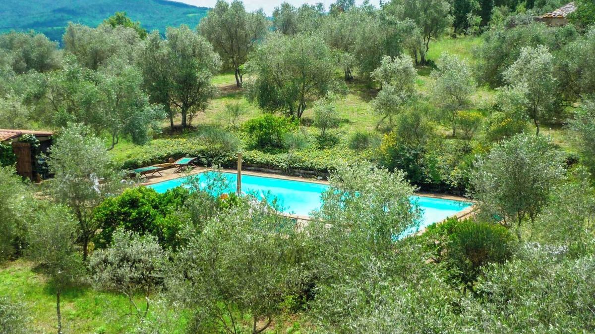 Murlo Apartment | Apartment 'Casa Rosa A Murlo' with Shared Pool, Wi-Fi and Air Conditioning