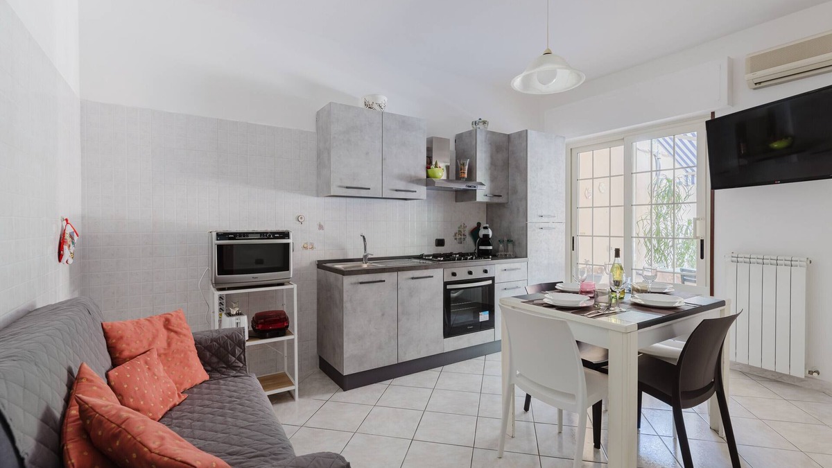 Oristano House | Apartment 'Casa Sophie' with Private Garden, Wi-Fi and Air Conditioning