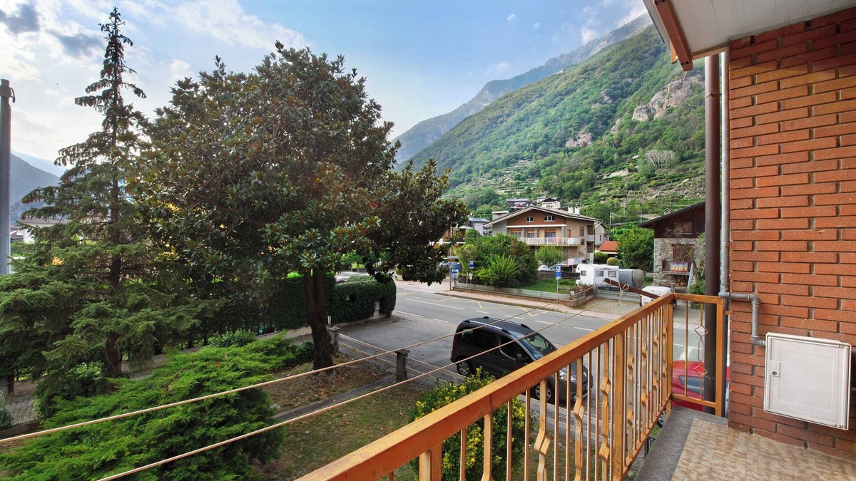 Donnas Apartment | Apartment "Casa Vicky" with Mountain View & Balcony