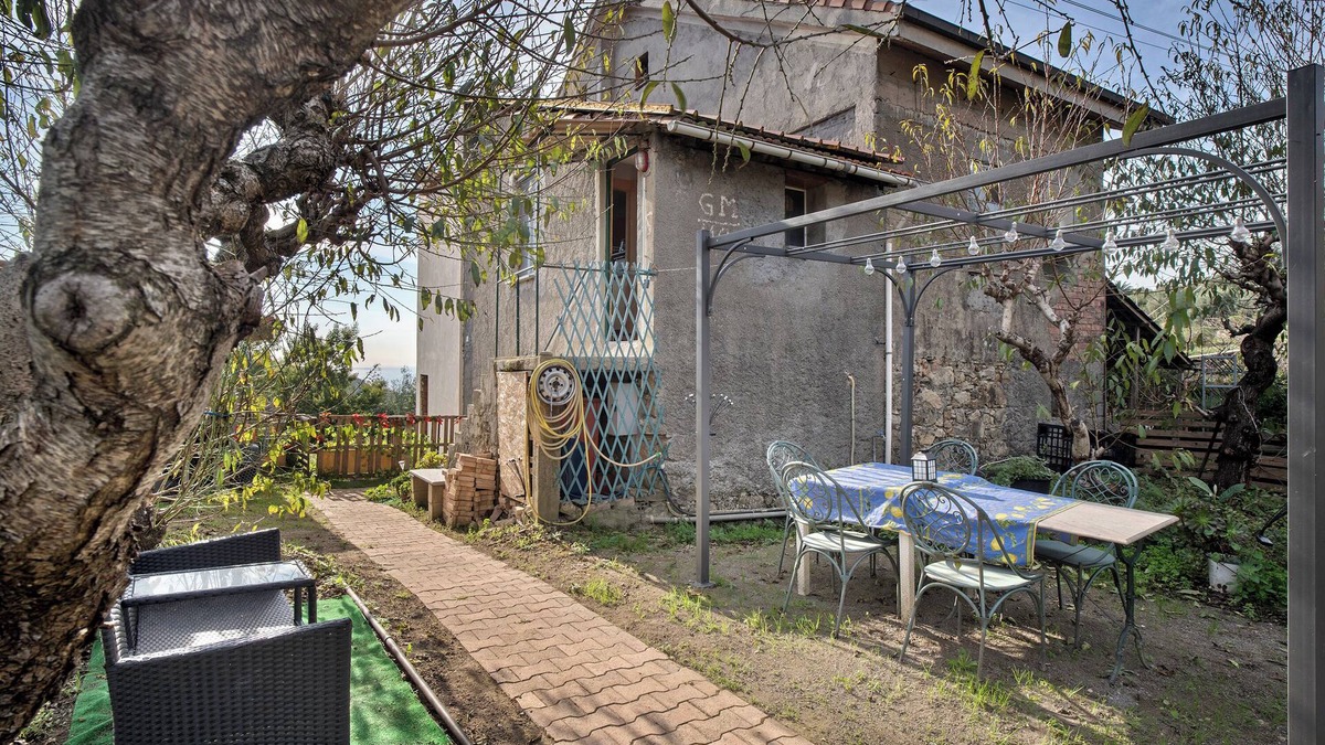 Vallebona Apartment | Apartment 'Casa Vita' with Sea View, Private Garden and Wi-Fi