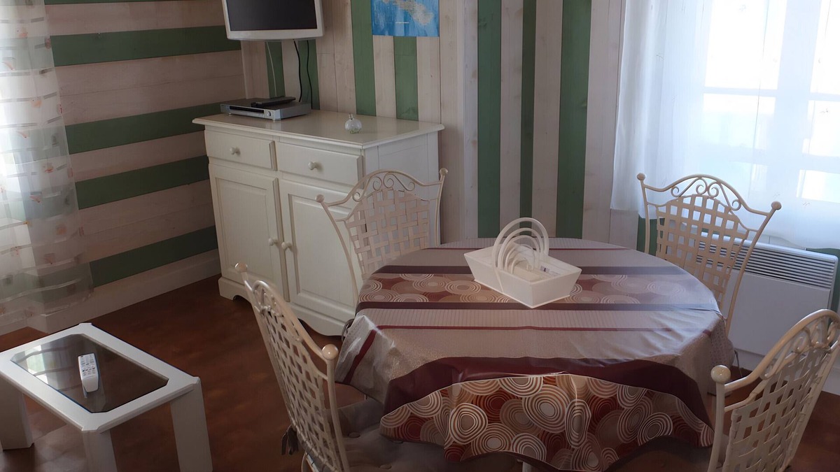 Ars-en-Re Apartment | Apartment 'Centre Village' with Wi-Fi