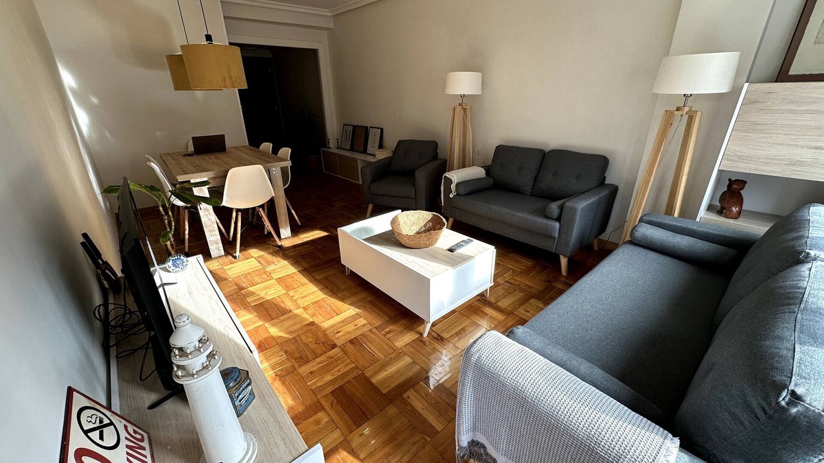 La Corredoria y Ventanielles Apartment | Apartment 'Centro De Oviedo' with Balcony and Wi-Fi
