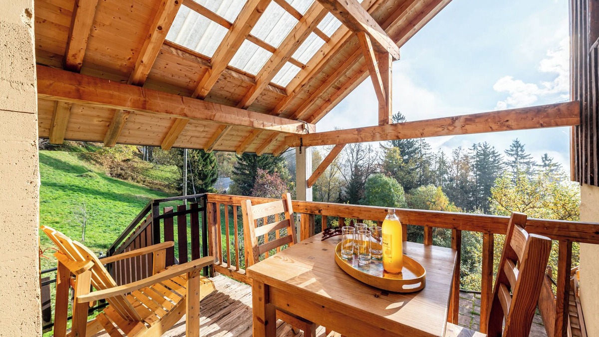 Queige Apartment | Apartment 'Chalet La Vourze' with Shared Terrace, Balcony and Wi-Fi