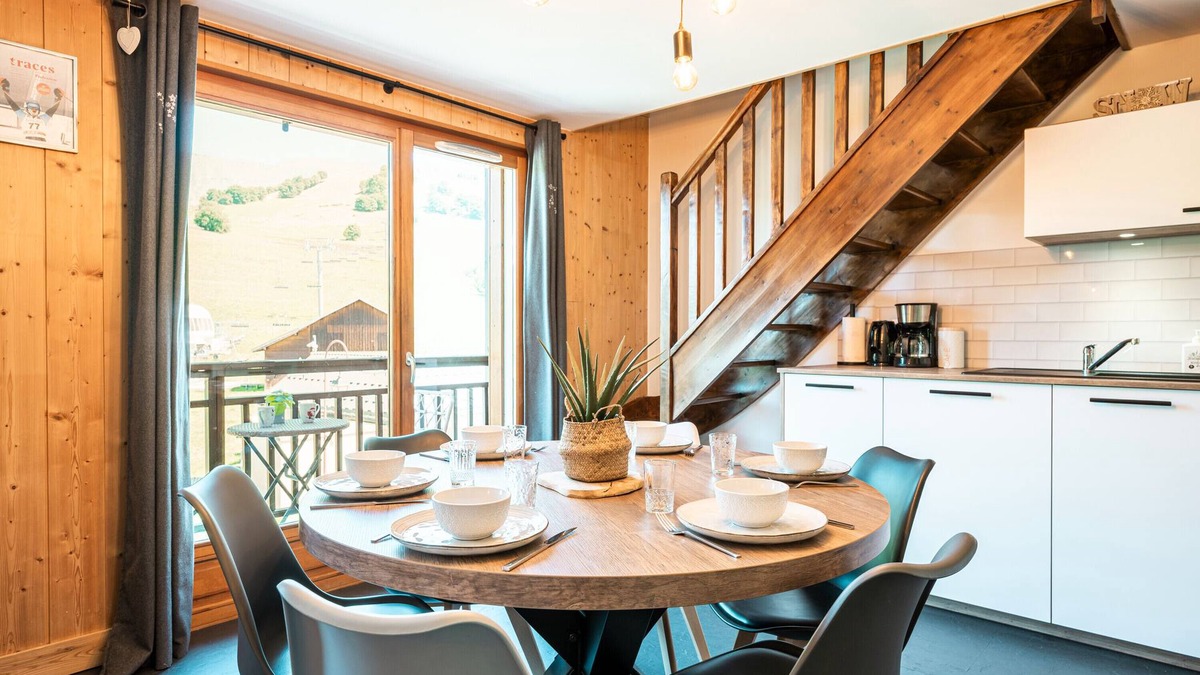 Albiez-Montrond Apartment | Apartment 'Charmant Duplex Au Pied Des Pistes' with Mountain View, Balcony and Wi-Fi