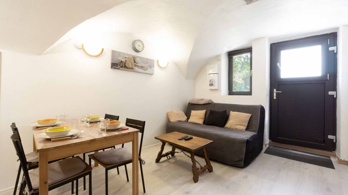 La Perriere Apartment | Apartment 'Charmant 3 Etoiles' with Mountain View, Private Terrace and Wi-Fi