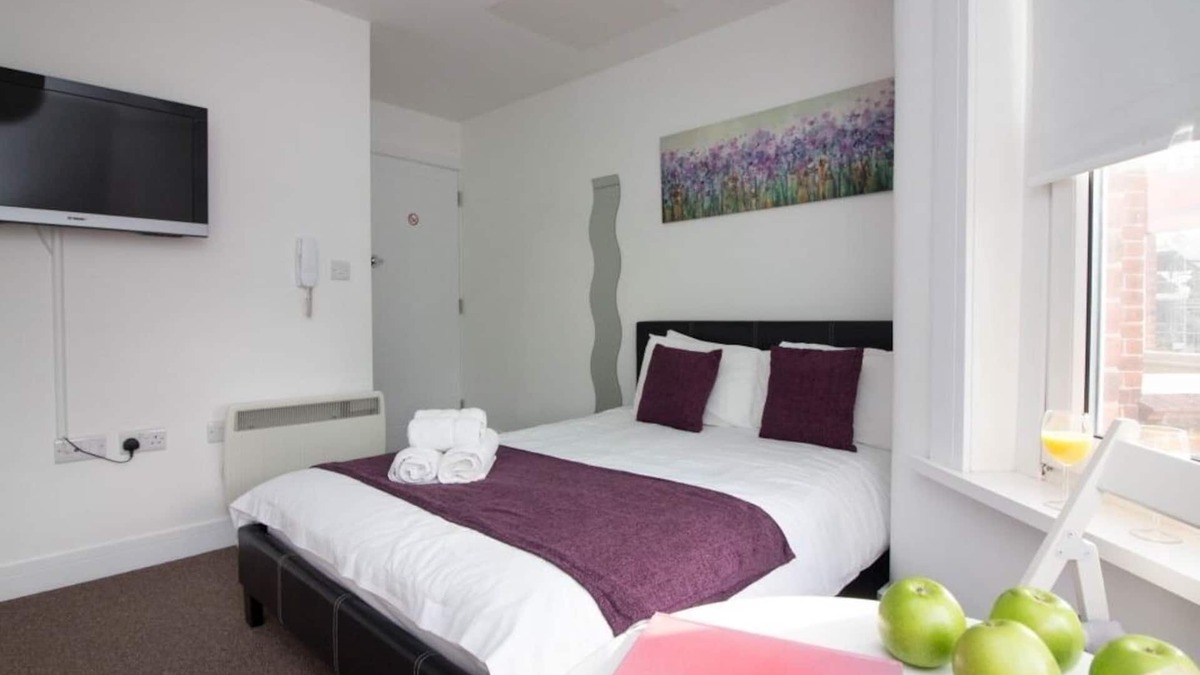 Eastleigh Apartment | Apartment close to Airport & transport links (3FF)