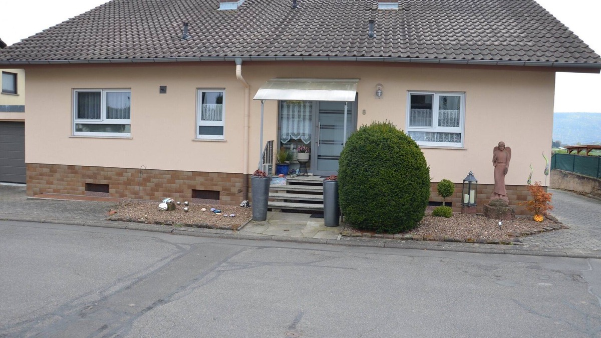 Collenberg Apartment | Apartment 'Collenberger Ferienwohnung Schäfer' with Private Terrace, Private Garden and Wi-Fi
