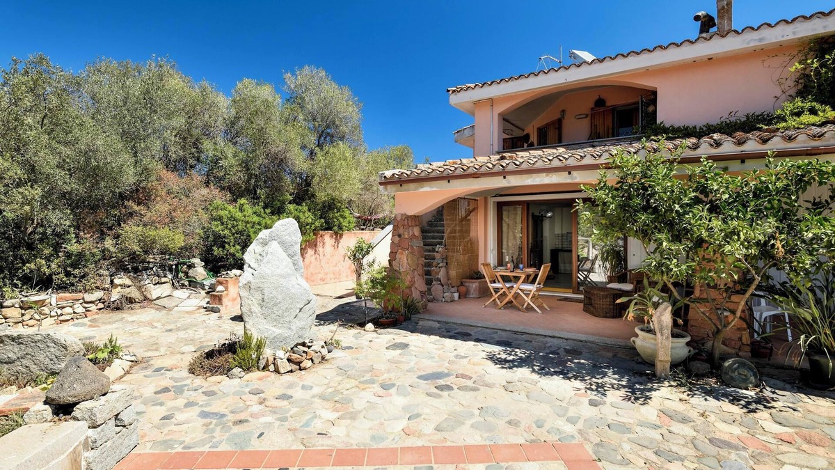 Torre di Bari Apartment | Apartment Colori della Sardegna in Villa Belvedere close to the Beach
