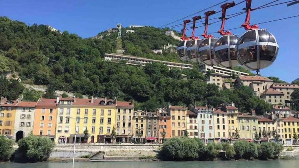 Secteur 3 Apartment | Apartment "COZY!" between gardens & city Ô Calme