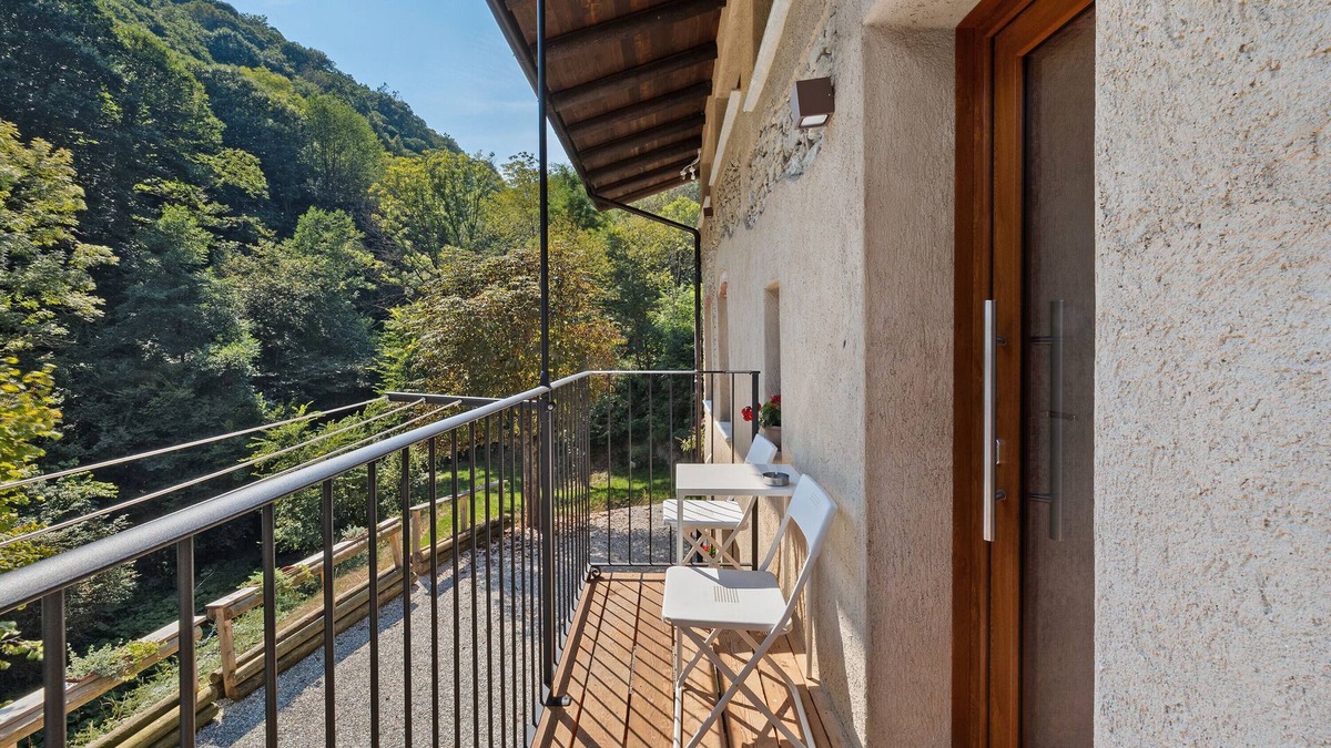 Bernezzo Apartment | Apartment 'Cules' with Mountain View, Wi-Fi and Air Conditioning
