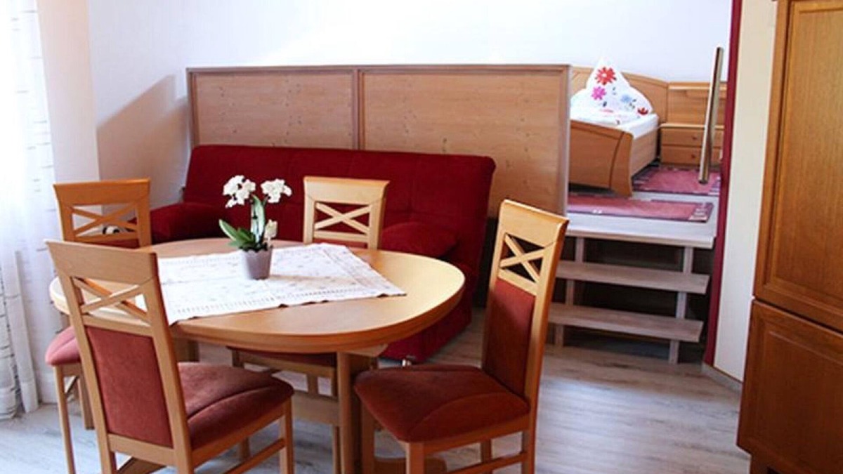 Lonsee Apartment | Apartment 'D' with Shared Garden, Balcony and Wi-Fi