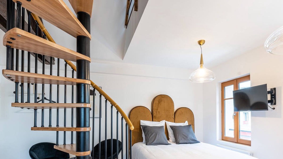 Saint-Quentin Apartment | Apartment-Deluxe-Ensuite with Shower-Street View