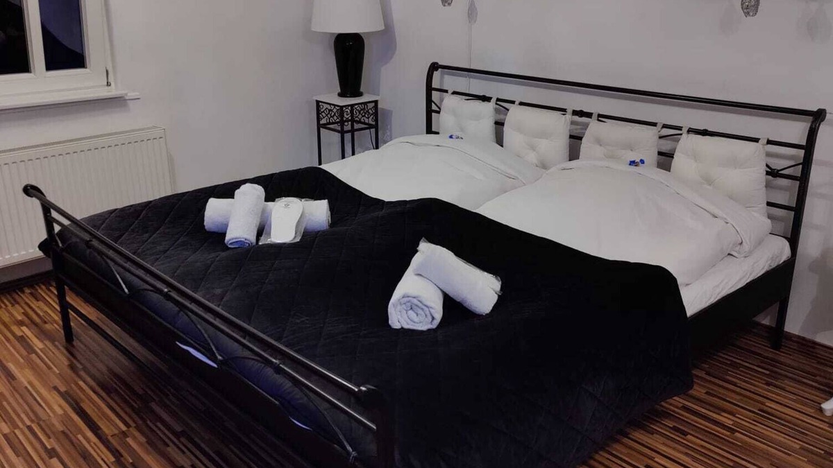 Oberursel Apartment | Apartment 'Doppelzimmer' with Shared Terrace and Wi-Fi