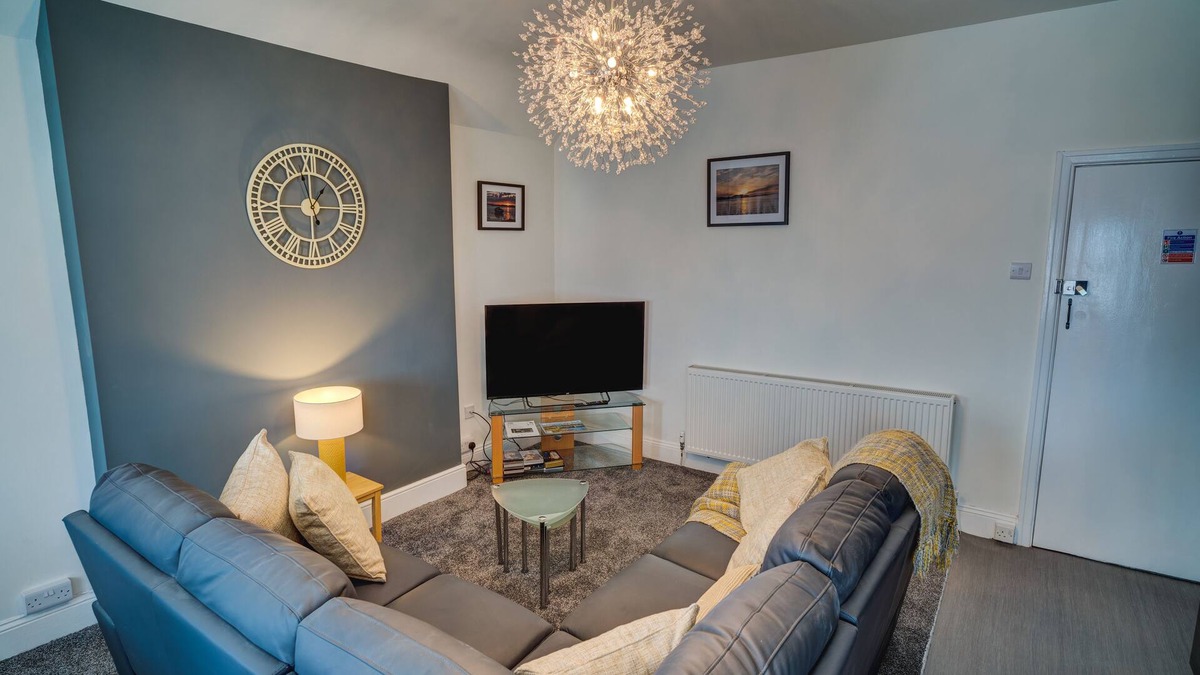 Colwyn Bay Apartment | Apartment Double Ensuite with Shower & Sea View at Beachmount Holiday Apartments