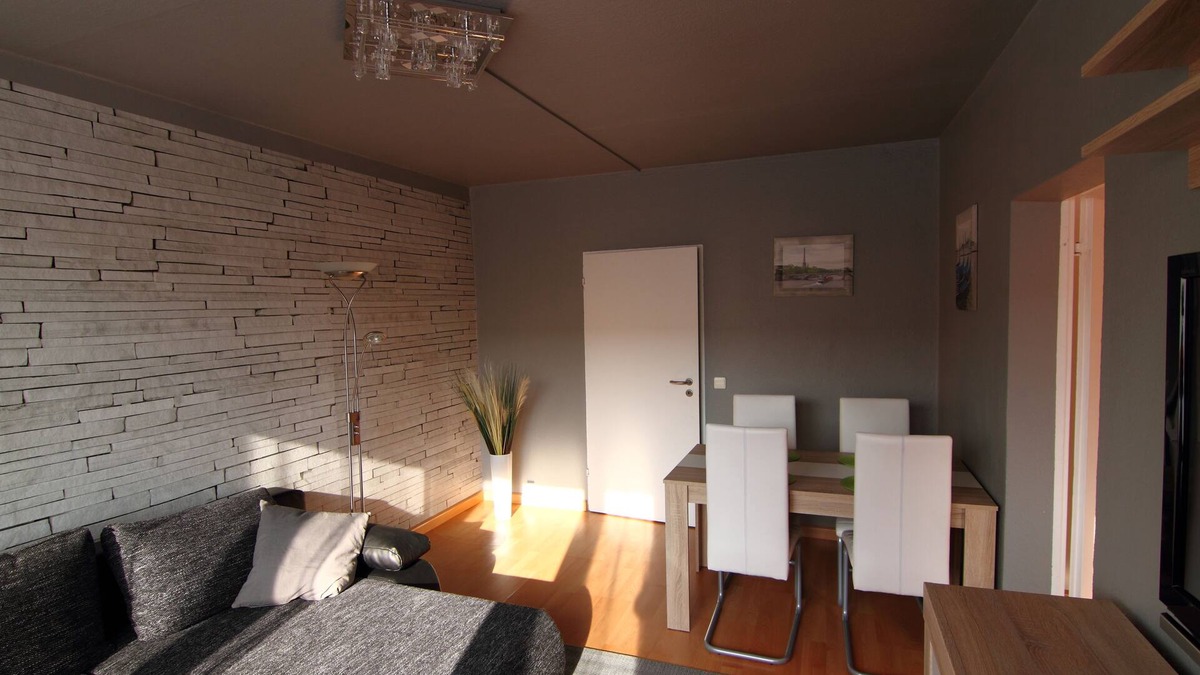 Leutzsch Apartment | Apartment E Near the center with parking in front of the house