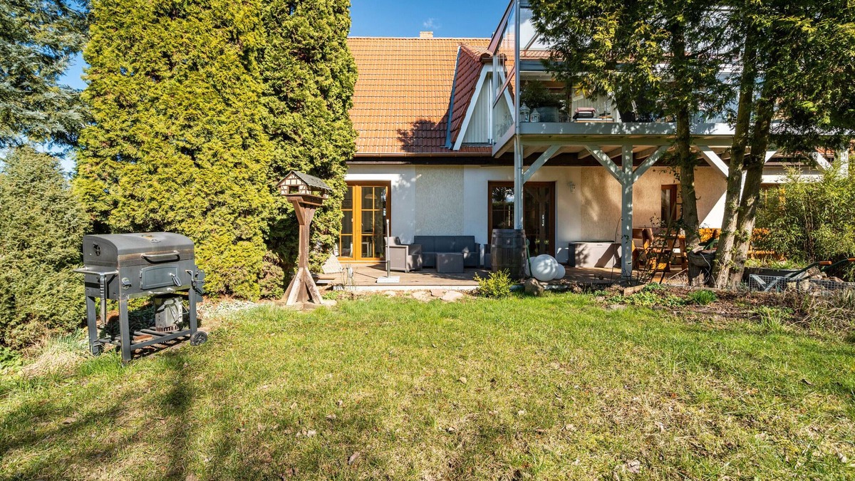 Blankensee Apartment | Apartment 'Eichenhof' with Shared Terrace, Private Garden and Wi-Fi