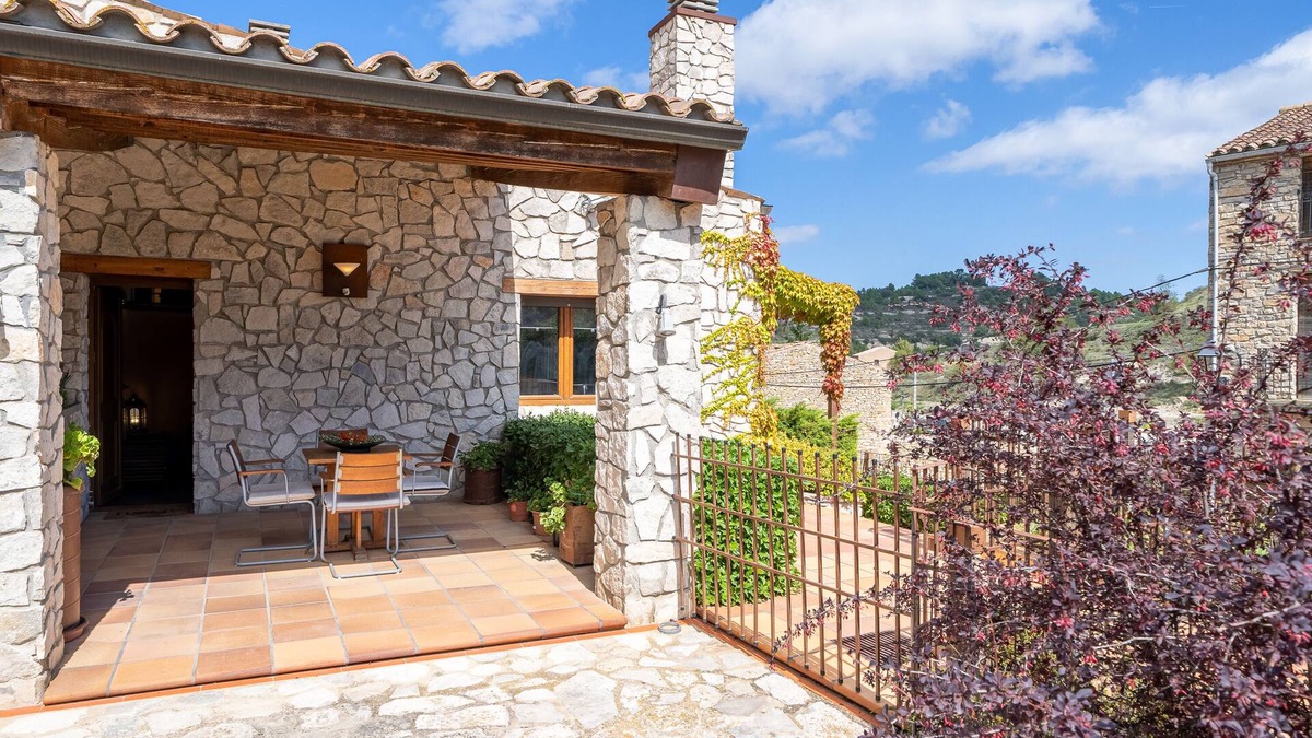 Conesa Apartment | Apartment 'El Clos 4' with Private Terrace, Shared Garden and Wi-Fi