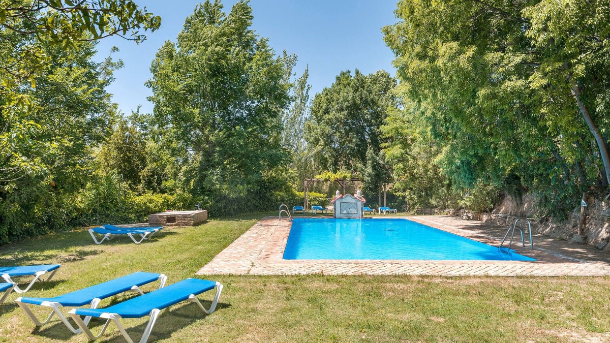 La Zubia Apartment | Apartment 'El Cobertizo' with Mountain Views, Shared Pool and Wi-Fi