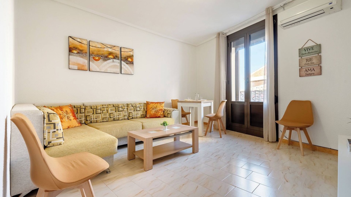 Caspe Apartment | Apartment 'El Compromiso' with Balcony, Wi-Fi and Air Conditioning