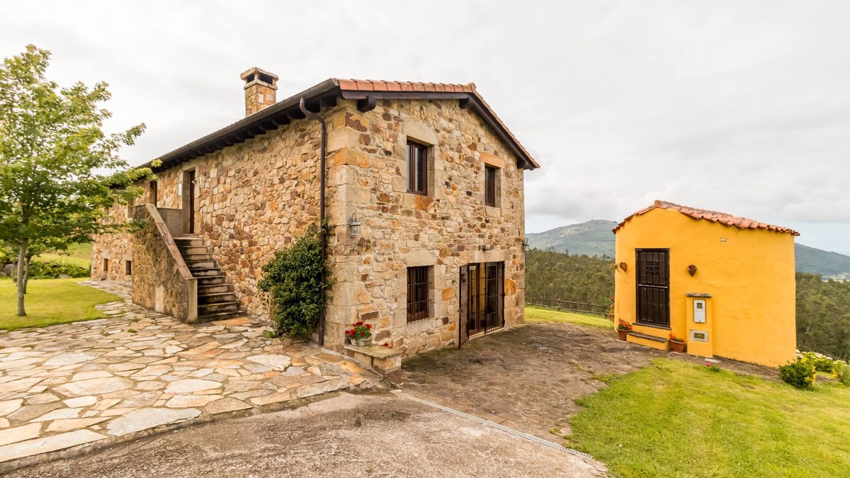 Lierganes Apartment | Apartment 'El Manantial' with Mountain View, Private Garden and Wi-Fi