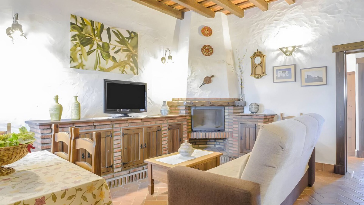 Barbate Apartment | Apartment 'El Olivo' with Shared Pool, Wi-Fi and Air Conditioning