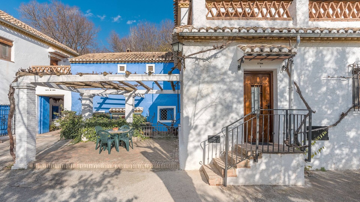 La Zubia Apartment | Apartment 'El Tinao' with Mountain Views, Shared Pool and Wi-Fi