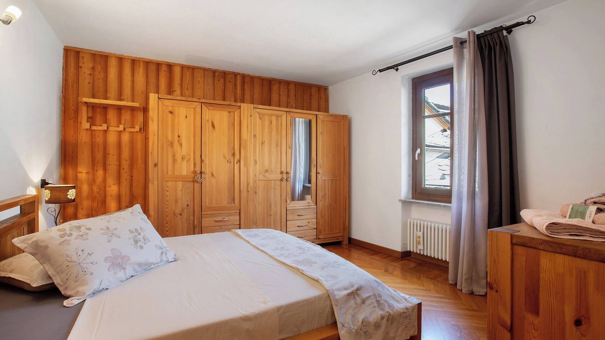 Aosta Apartment | Apartment 'Emilius' with Mountain View, Wi-Fi and Air Conditioning