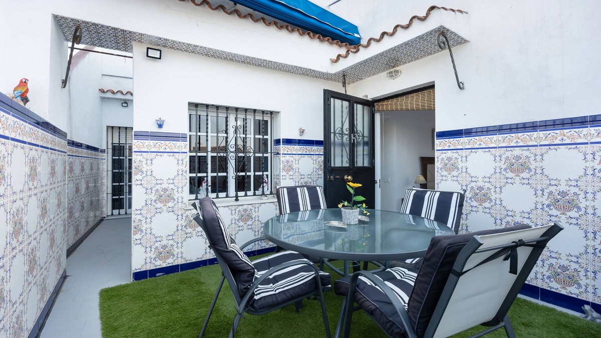 Jerez de la Frontera Apartment | Apartment 'La Rosa De Oro' with Private Terrace, Wi-Fi and Air Conditioning