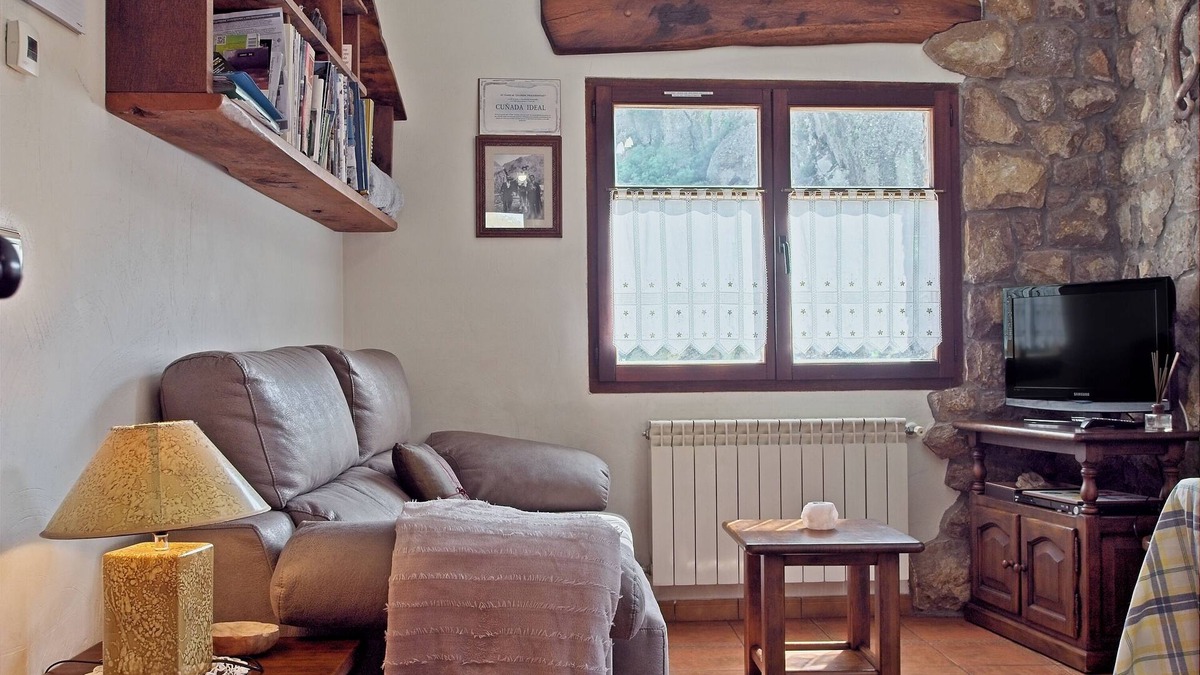 Portilla de la Reina Apartment | Apartment 'Invernal De Picos' with Mountain View, Private Terrace and Wi-Fi