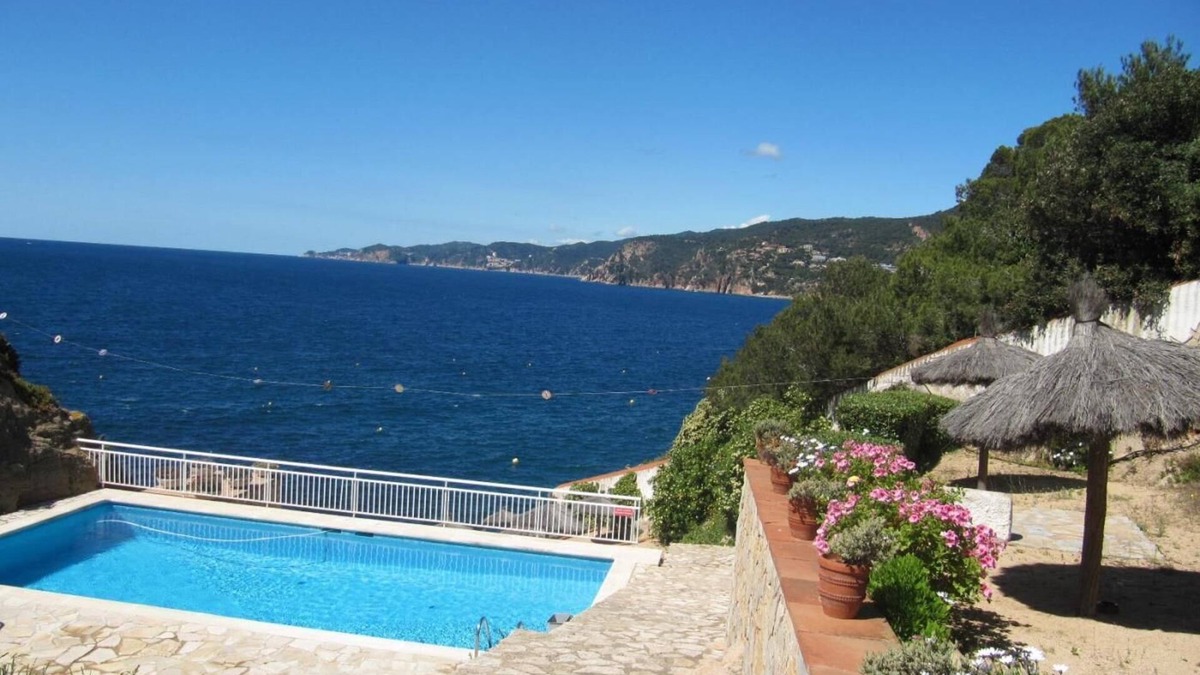 Sant Feliu de Guixols Apartment | APARTMENT AT WALKING DISTANCE FROM THE BEACH AND POOL