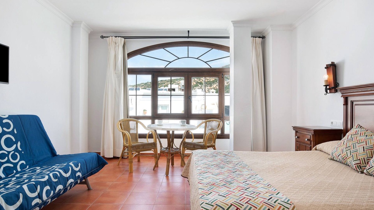 Zahara de los Atunes Apartment | Apartment 'Estudio La Atarraya 5' with Shared Terrace, Wi-Fi and Air Conditioning