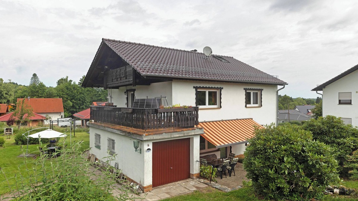 Hochwaldhausen Apartment | Apartment 'Eva' with Private Terrace, Shared Garden and Wi-Fi