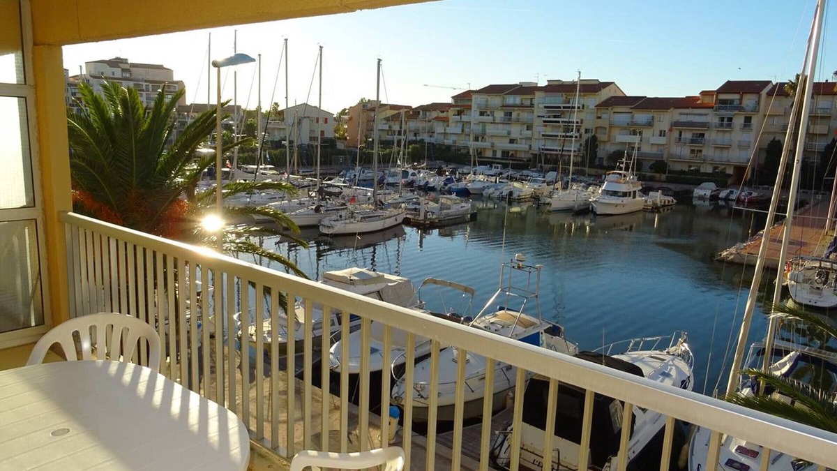 Le Port Apartment | Apartment facing the port with parking and pets allowed
