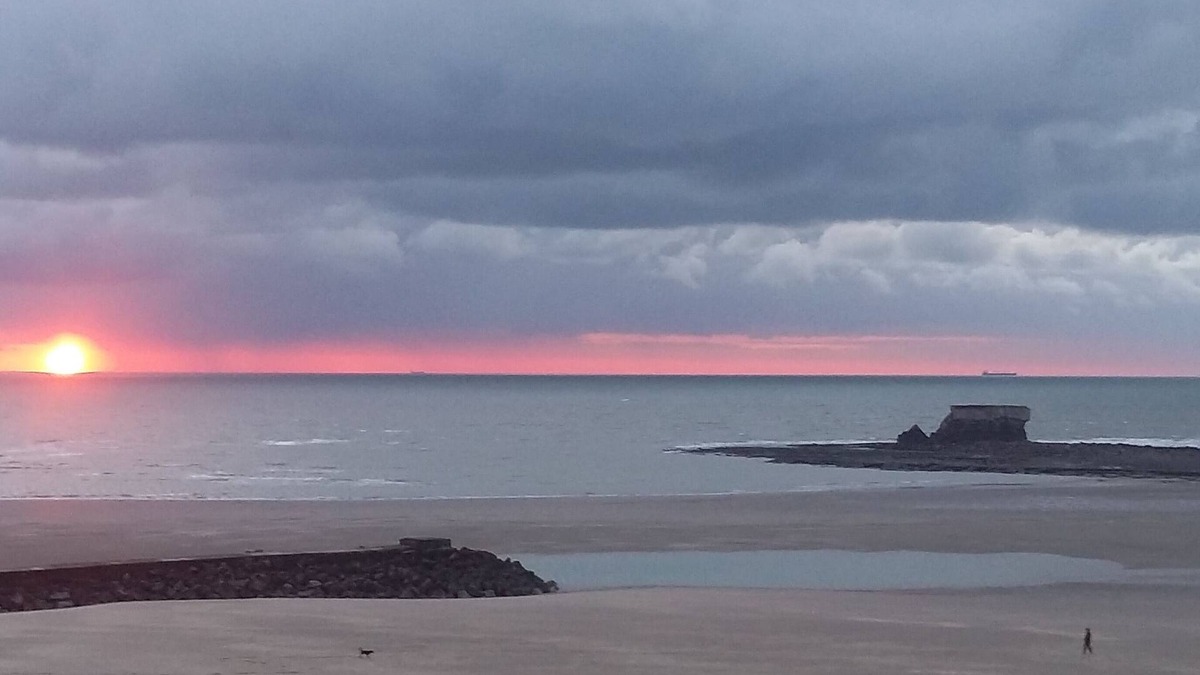 Le Portel Apartment | Apartment facing sea and beach, sleeps 4, WIFI. 3-star rating