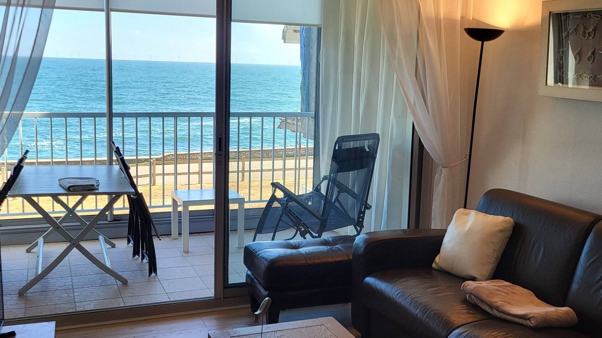 Batz-sur-Mer Apartment | Apartment facing the sea