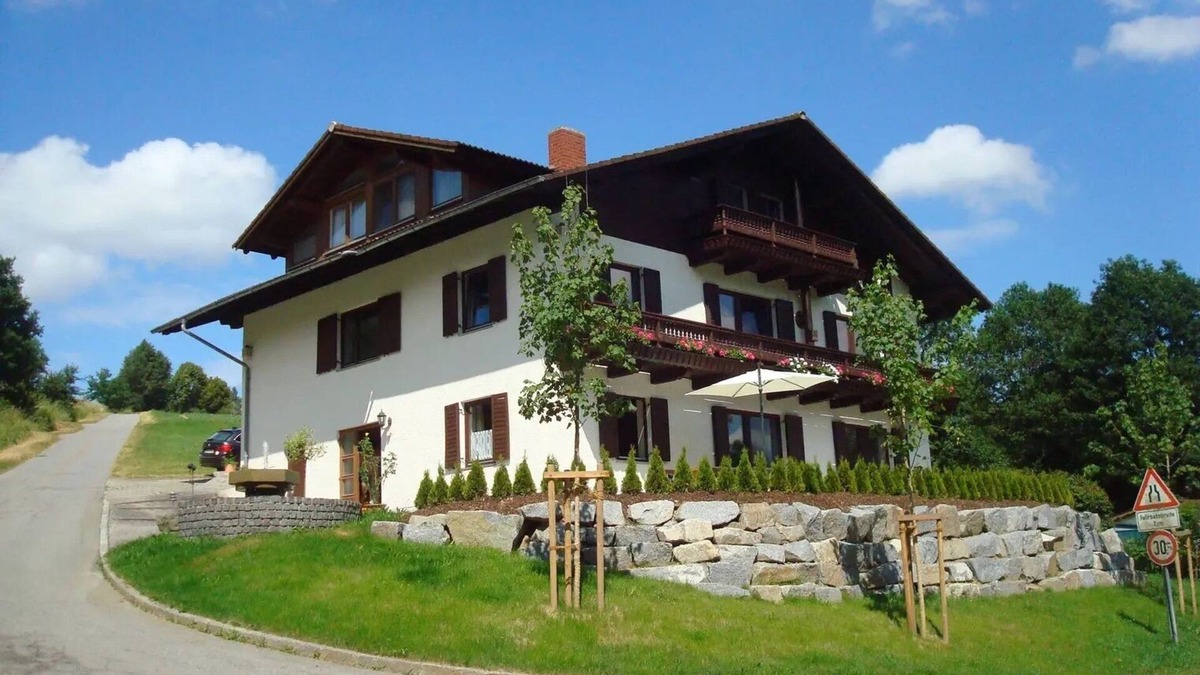 Aicha vorm Wald Apartment | Apartment 'Ferienwohnungen Memminger' with Private Terrace and Wi-Fi