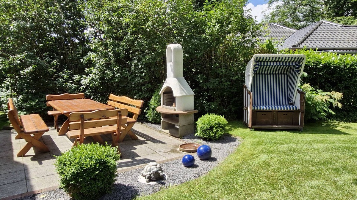 Winnert House | Apartment 'Ferienhaus Jakobsen' with Private Garden, Balcony and Wi-Fi