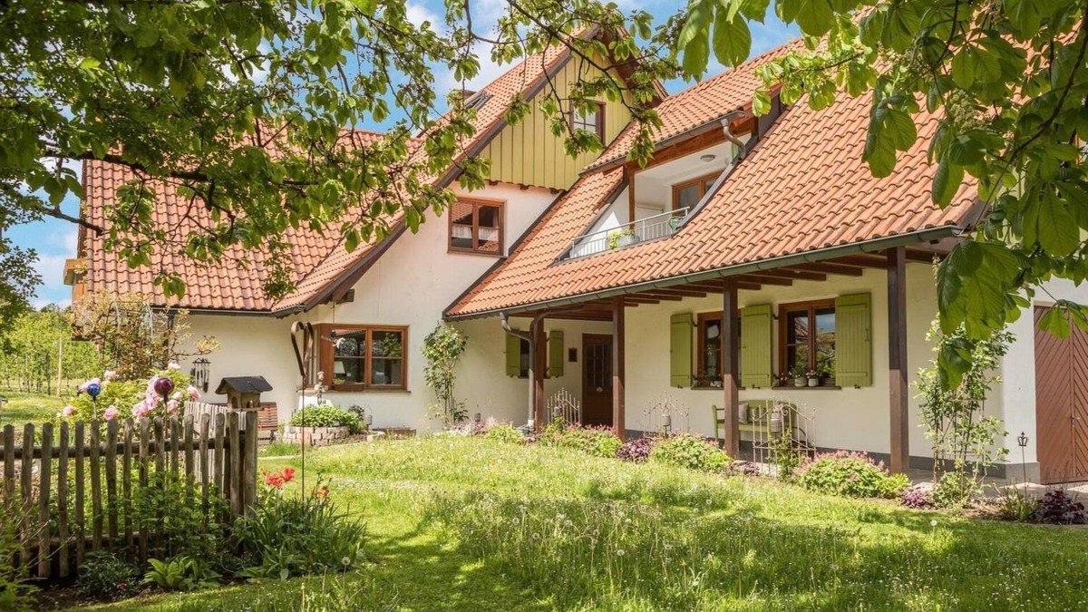 Rothkreuz Apartment | Apartment “Ferienwohnung Hahn” near Lake Constance with Wi-Fi, Balcony & Garden