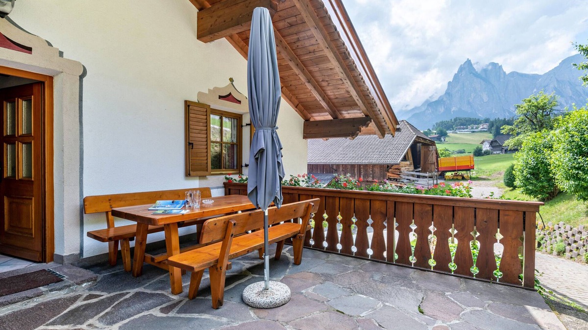 Kastelruth Apartment | Apartment 'Ferienwohnung Schlern' with Mountain View