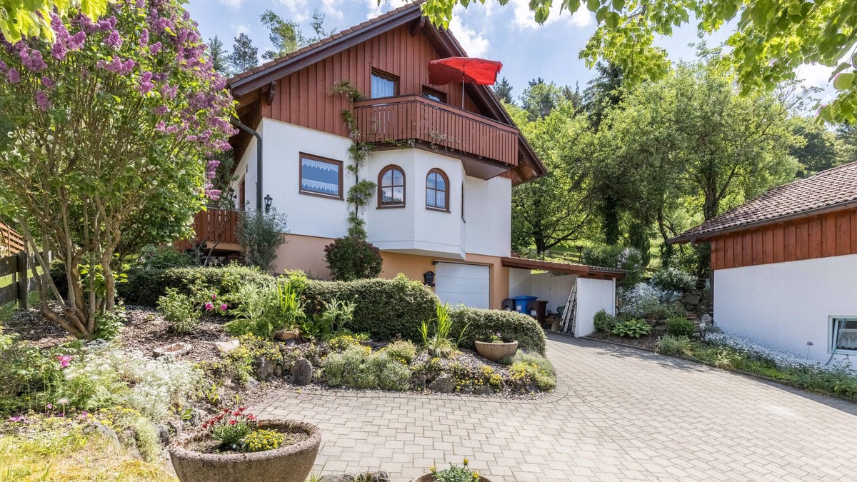 Gemarkung Tieringen Apartment | Apartment "Ferienwohnung Haus Am Wald" with Mountain View, Private Balcony & Wi-Fi