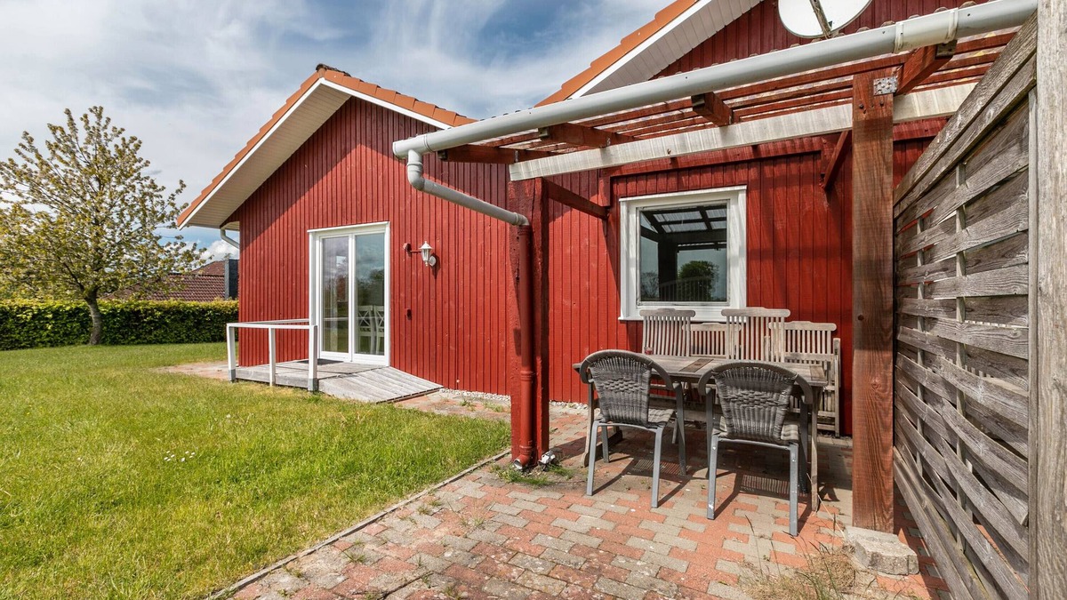 Saustrup Apartment | Apartment 'Ferienwohnung Erika' with Private Terrace, Private Garden and Wi-Fi