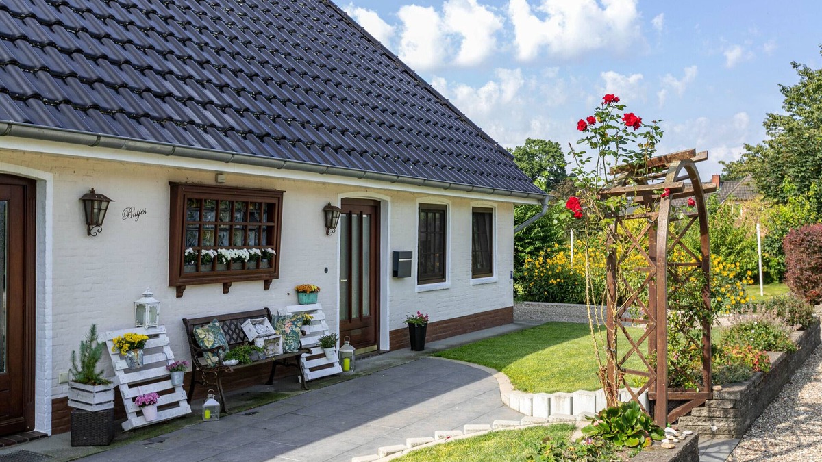 Sollwitt Apartment | Apartment 'Ferienwohnung Butjes' with Private Terrace, Shared Garden and Wi-Fi