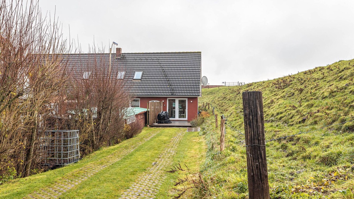 Neufeld Apartment | Apartment 'Ferienwohnung Deich' with Private Garden and Wi-Fi