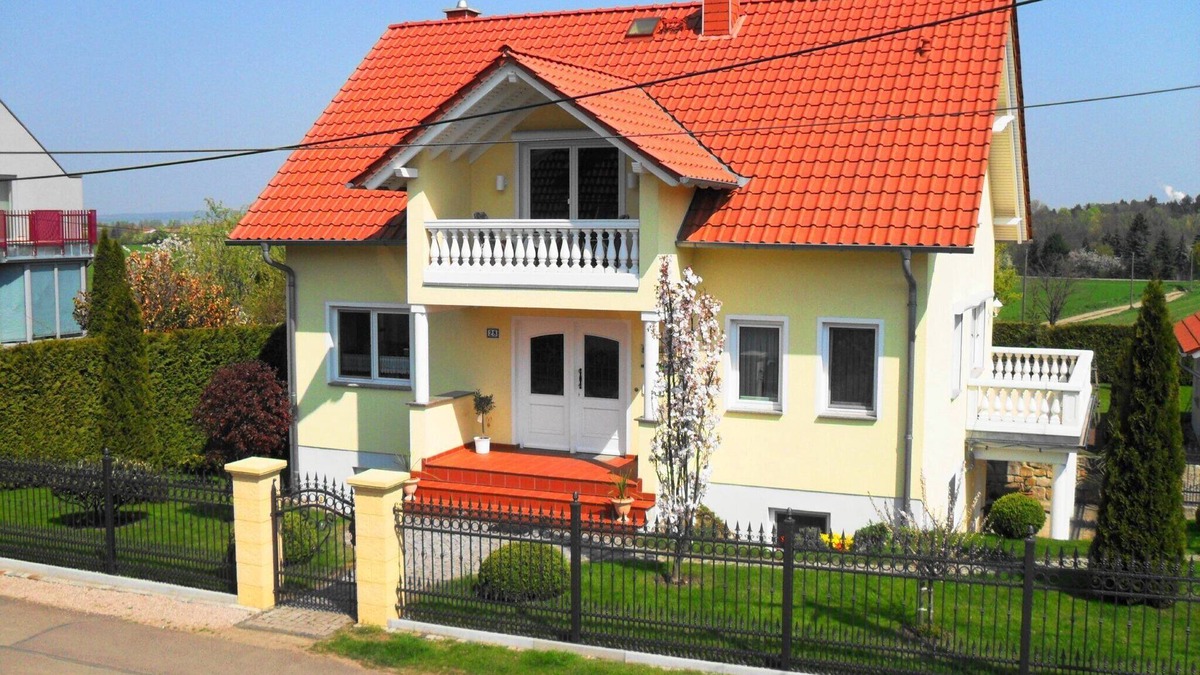 Gotha Apartment | Apartment 'Ferienwohnung Mit Terrasse, Garten' with Private Terrace, Private Garden and Wi-Fi