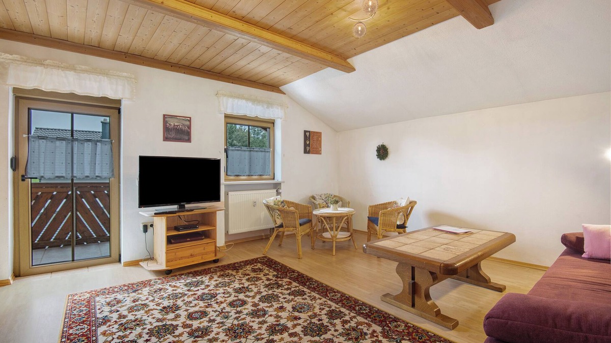 March Apartment | Apartment 'Ferienwohnung Schneider' with Shared Garden, Balcony and Wi-Fi