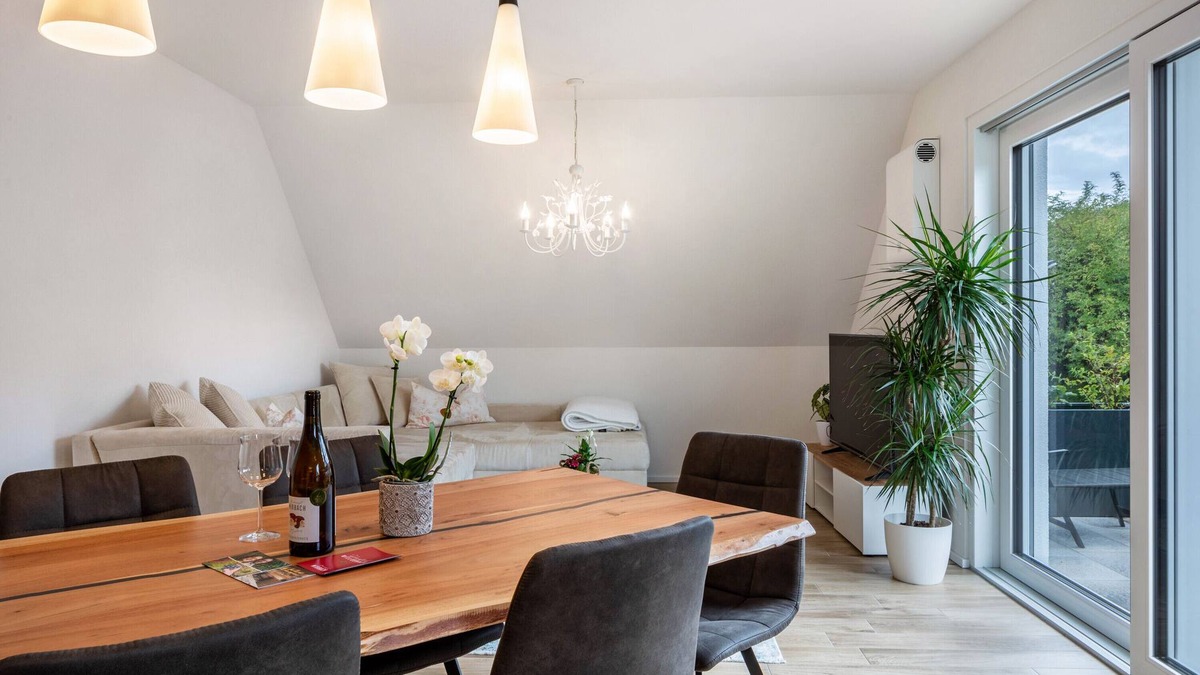 Ebringen Apartment | Apartment 'Fewo Ebringen Weinbergblick' with Mountain View, Balcony and Wi-Fi