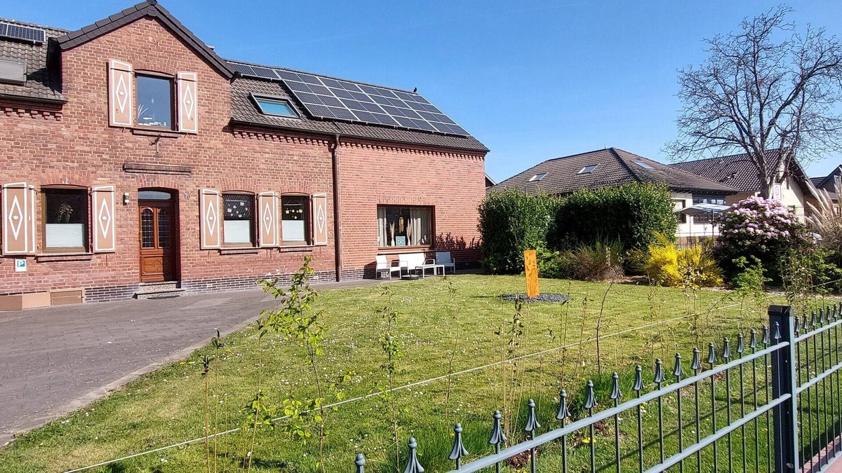 Rhein-Erft-Kreis District Apartment | Apartment 'Fewo Haus Cäcilia' with Wi-Fi