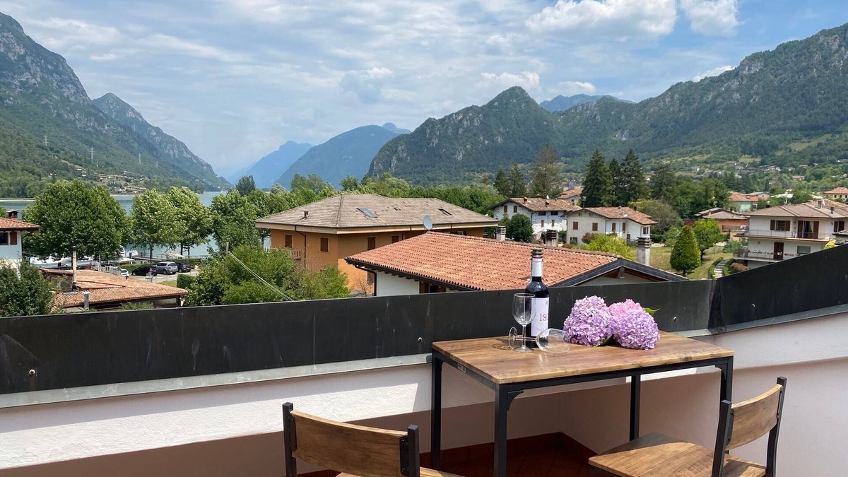 Idro Apartment | Apartment for 2 adults + 1 child, great view, 200m to the lake/beach, garden