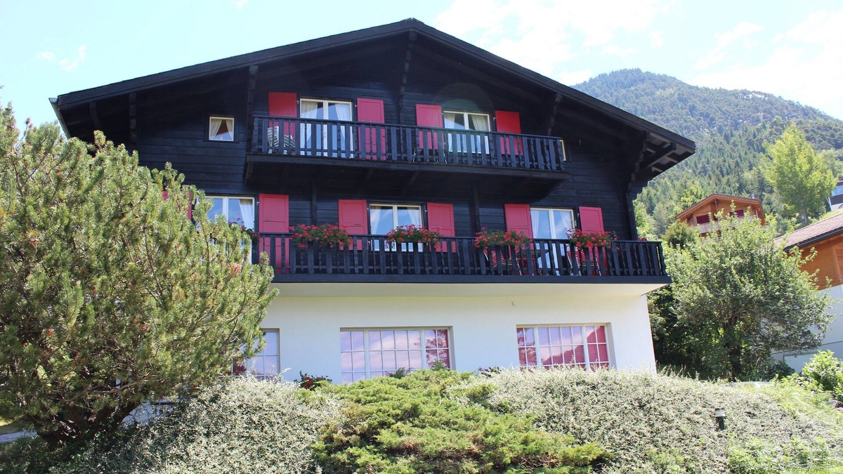 Ried-Brig Apartment | Apartment for 4 people in Chalet Esher Surrey